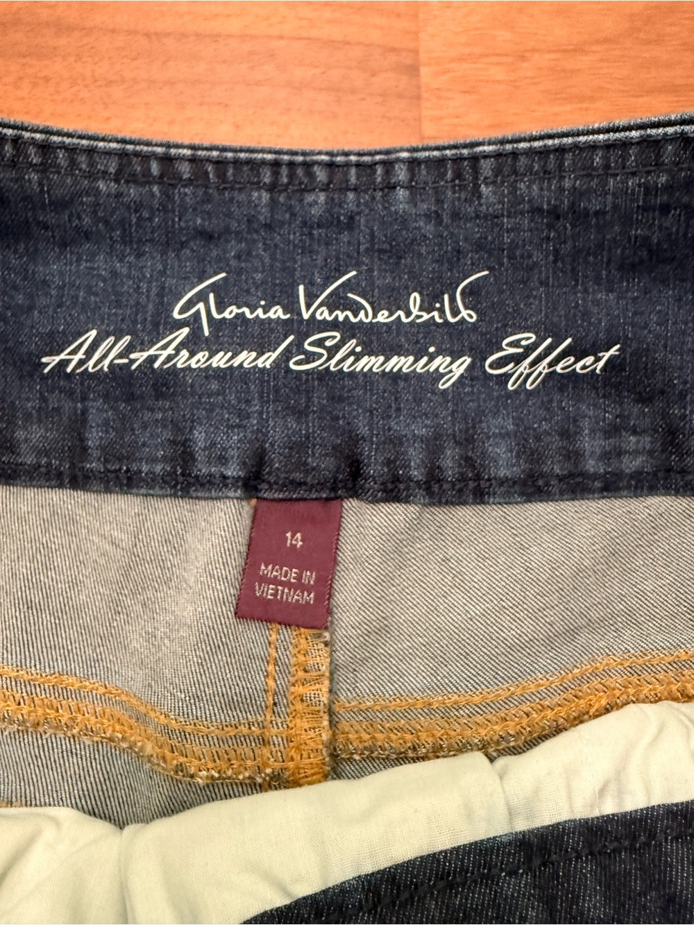 Gloria Vanderbilt Dark Blue Denim cropped jeans - Picture 5 of 9